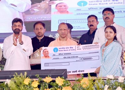 यूपी न्यूज़ : महराजगंज में मुख्यमंत्री ने बांटे स्वीकृति पत्र, चेक और टूलकिट