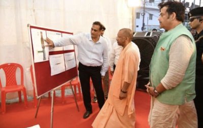 सड़क चौड़ीकरण में बाधित न हो आवागमन : मुख्यमंत्री योगी