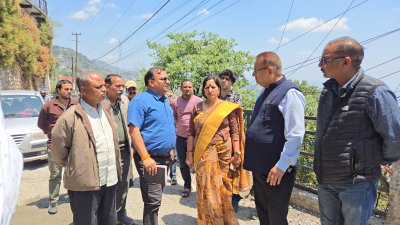 मसूरी की सड़कों के सुधारीकरण कार्यों का कैबिनेट मंत्री गणेश जोशी ने किया निरीक्षण, उप जिला चिकित्सालय भी पहुंचे