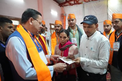 उत्तराखंड : मुख्यमंत्री धामी ने दिवंगत सोमेंद्र सिंह बोहरा के परिजनों को दी ₹10 लाख की सहायता