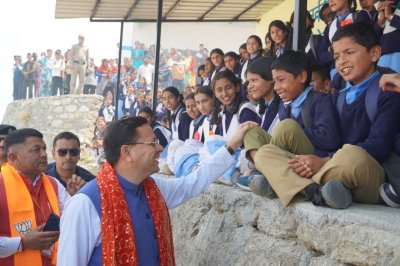 देवीधुरा पहुंचे मुख्यमंत्री धामी, छात्र-छात्राओं से संवाद कर दिया सफलता का मंत्र