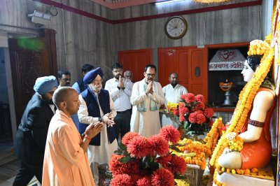 केंद्रीय पेट्रोलियम मंत्री ने किया गुरु गोरखनाथ का दर्शन-पूजन