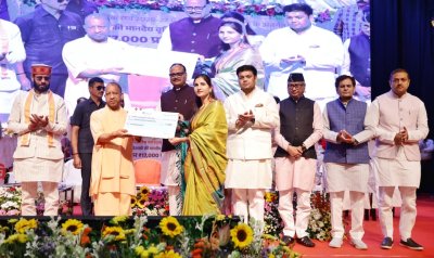मुख्यमंत्री योगी आदित्यनाथ के हाथों चेक पाकर भावुक हुए अनुदेशक, कहा- सरकार ने दिया सम्मान