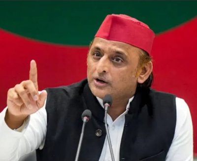 Yogi vs Akhilesh: Namaz Remark Sparks Political Clash in UP