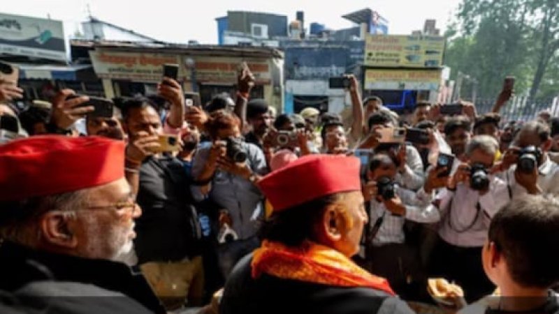बड़े मंगल में भगवा गमछे के साथ दिखे अखिलेश, सियासत में बढ़ी चर्चा