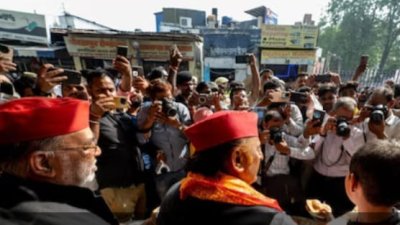 बड़े मंगल में भगवा गमछे के साथ दिखे अखिलेश, सियासत में बढ़ी चर्चा