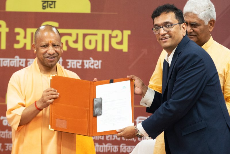 यूपी न्यूज़ : मुख्यमंत्री योगी आदित्यनाथ ने 17 निवेशकों को सौंपे आवंटन पत्र