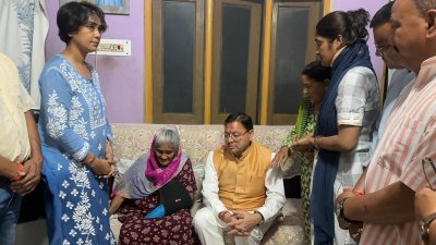 उत्तराखंड : खटीमा दौरे पर मुख्यमंत्री धामी ने दिवंगतों के परिजनों से की मुलाकात, जनसमस्याएं सुन अधिकारियों को दिए त्वरित समाधान के निर्देश