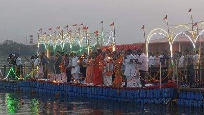 सीएम योगी ने संगम में फ्लोटिंग जेटी पर गंगा आरती का किया शुभारंभ, अब होगी हर शाम