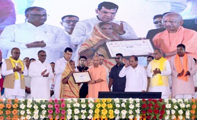 उत्तर प्रदेश : मुख्यमंत्री ने विभिन्न योजनाओं के लाभार्थियों को किया सम्मानित