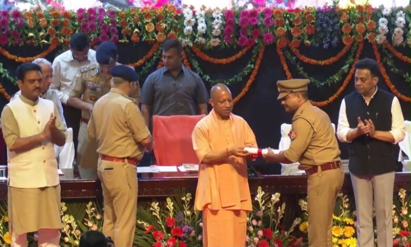 अदम्य साहस व कर्तव्यनिष्ठा का प्रदर्शन करने वाले पुलिसकर्मियों को सम्मानित किया सीएम योगी ने 1 अदम्य साहस व कर्तव्यनिष्ठा का प्रदर्शन करने वाले पुलिसकर्मियों को सम्मानित किया सीएम योगी ने
