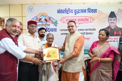 अंतरराष्ट्रीय वृद्धजन दिवस पर वरिष्ठ नागरिकों का सम्मान, गणेश जोशी ने कहा—बुजुर्ग अनुभव के विश्वविद्यालय