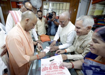 मुख्यमंत्री ने गांधी जयंती पर खादी आश्रम से की खरीदारी