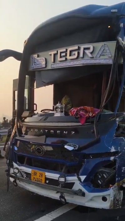 अंबेडकरनगर में बस-ट्रेलर की भीषण भिड़ंत, 4 यात्रियों की मौत