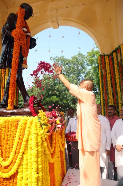 UP News : मुख्यमंत्री ने राष्ट्रपिता महात्मा गांधी की प्रतिमा पर किया पुष्पार्चन