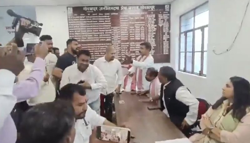 गोरखपुर में प्रेस कॉन्फ्रेंस के दौरान सपा नेताओं में भिड़ंत, गाली-गलौज और थप्पड़ जड़ने का आरोप