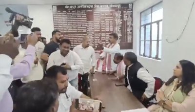 गोरखपुर में प्रेस कॉन्फ्रेंस के दौरान सपा नेताओं में भिड़ंत, गाली-गलौज और थप्पड़ जड़ने का आरोप