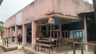 बिहार में जर्जर स्कूल भवन में पढ़ रहे 191 बच्चे, बेंच-डेस्क के सहारे टिका हिस्सा