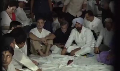 आकाशवाणी भवन में राहुल गांधी का धरना, बोले- जितना बैठना है बैठ लेंगे
