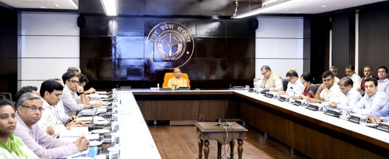 औद्योगिक और इंफ्रास्ट्रक्चर परियोजनाओं को प्राथमिकता के साथ तेजी से पूरा कराएं: मुख्यमंत्री योगी
