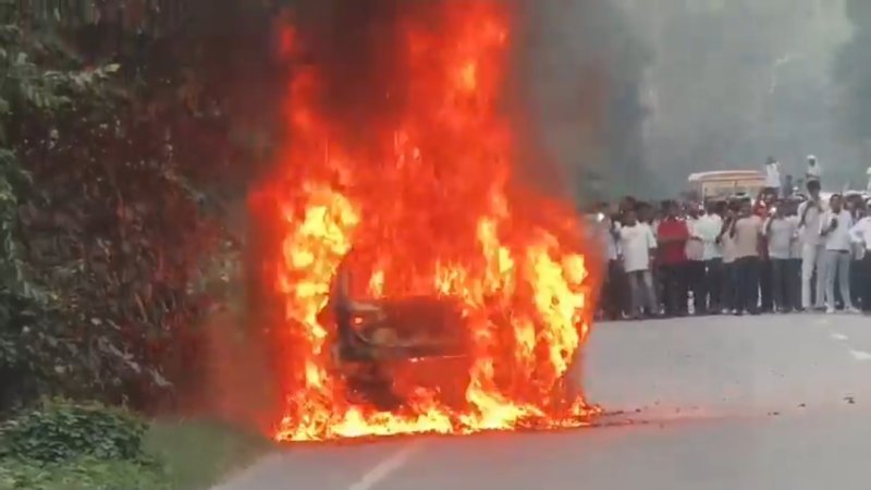चलती कार बनी आग का गोला, चालक ने कूदकर बचाई जान।