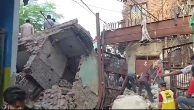 दिल्ली के सीमापुरी में इमारत ढही, मलबे में लोगों के फंसे होने की आशंका