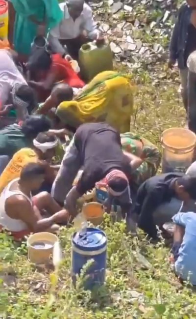 मारकुंडी घाटी में पलटा डीजल टैंकर, सड़क पर मची लूट