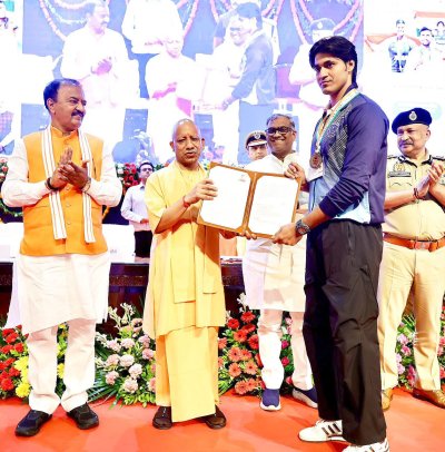 UP News : मुख्यमंत्री योगी ने 15 खिलाड़ियों को मंच पर प्रदान किया नियुक्ति पत्र