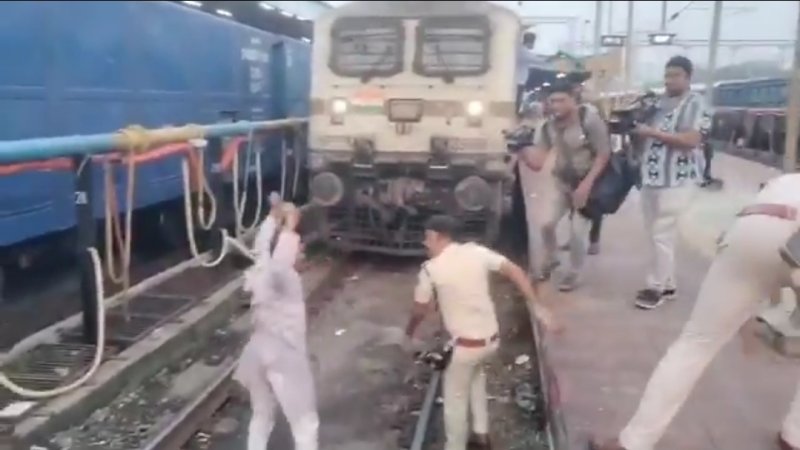 Congress Protester Detained for Blocking Sambalpur–Puri Train During Odisha Bandh
