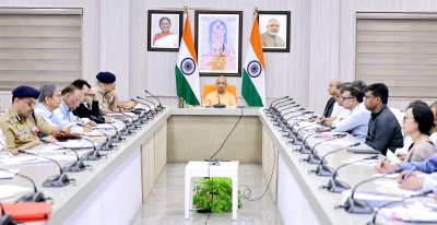 शारदीय नवरात्र से छठ महापर्व तक फील्ड में उतरें वरिष्ठ अधिकारी, जनता से सीधा संवाद करें: सीएम योगी