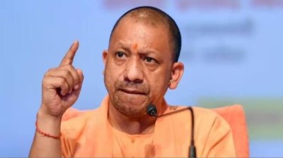 योगी सरकार के निर्देश पर बाढ़ प्रभावितों को नावों से पहुंचाया जा रहा भोजन और राशन