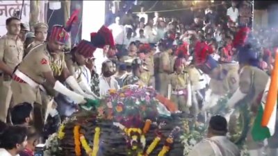 Nana Patekar Laid to Rest with State Honours, Son Malhar Performs Last Rites