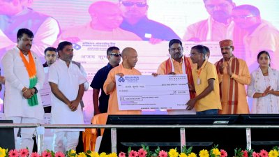 UP News : मुख्यमंत्री ने विभिन्न योजनाओं के लाभार्थियों को किया सम्मानित