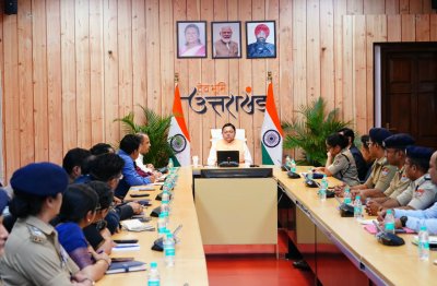 मुख्यमंत्री धामी ने आवास में देर रात तक जिलाधिकारियों और एसएसपी के साथ ली चार घंटे की मेराथन बैठक