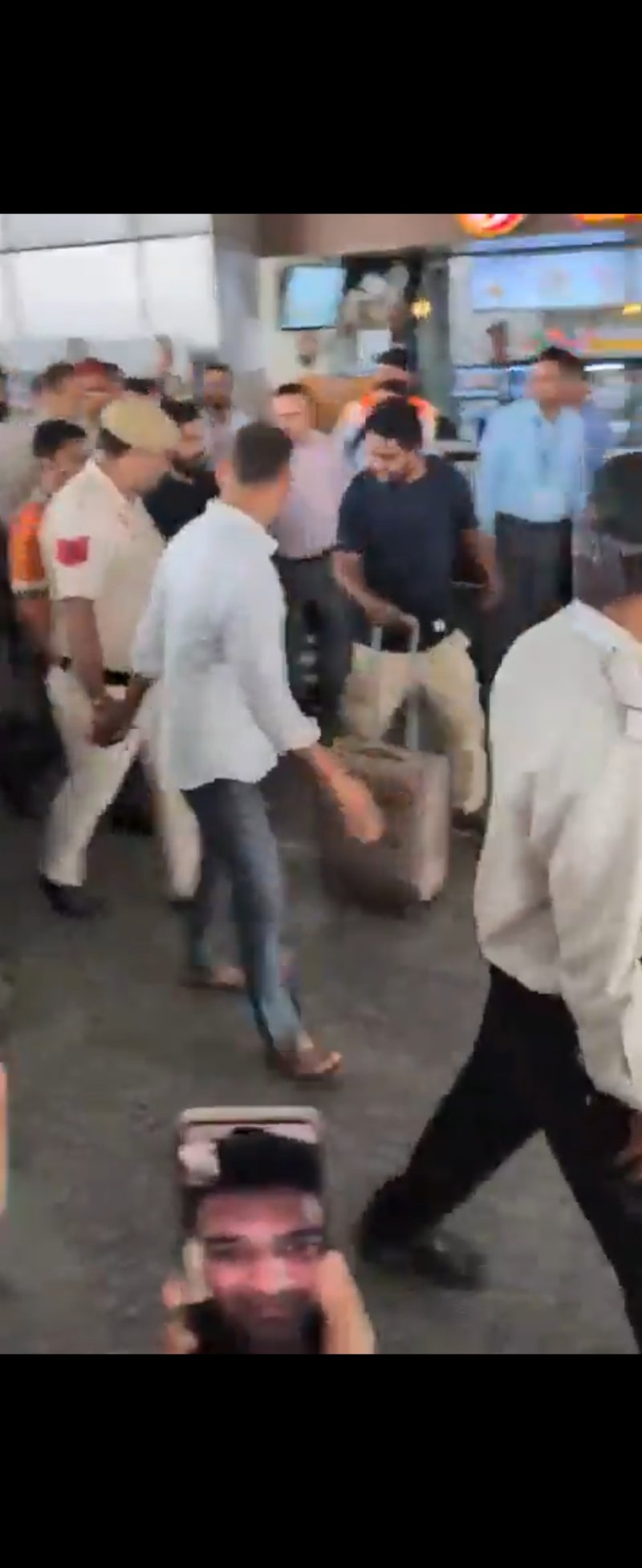 “Kyu Desh Ko Kharab Kar Raha Hai, Bhai?”: CJP Founder Abhijeet Dipke Confronted at Delhi Airport as Co-Conveners Sent to Tihar Jail