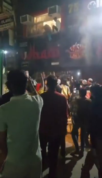जाफराबाद के रेस्टोरेंट में आग से मची भगदड़, जान बचाने के लिए खिड़की से कूदे लोग