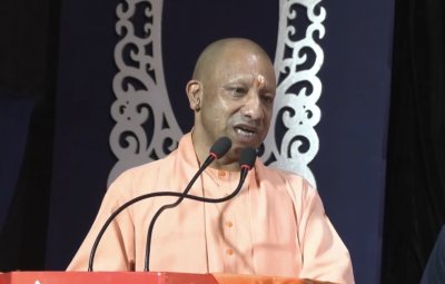 धन के निमित्त धर्म नहीं त्यागूंगा, छिड़ गया युद्ध तो बम-गोले भी दागूंगा: सीएम योगी