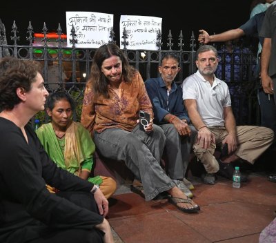 अंकिता भंडारी को न्याय की मांग पर इंडिया गेट में प्रदर्शन, माता-पिता हिरासत में लिए गए; 2 घंटे बाद रिहा