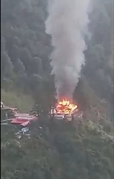 उत्तराखंड के बागेश्वर में मां भगवती मंदिर में भीषण आग, लकड़ी का प्राचीन ढांचा जलकर खाक