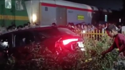 बंद फाटक पर पटरी में फंसी कार, ट्रेन से टक्कर