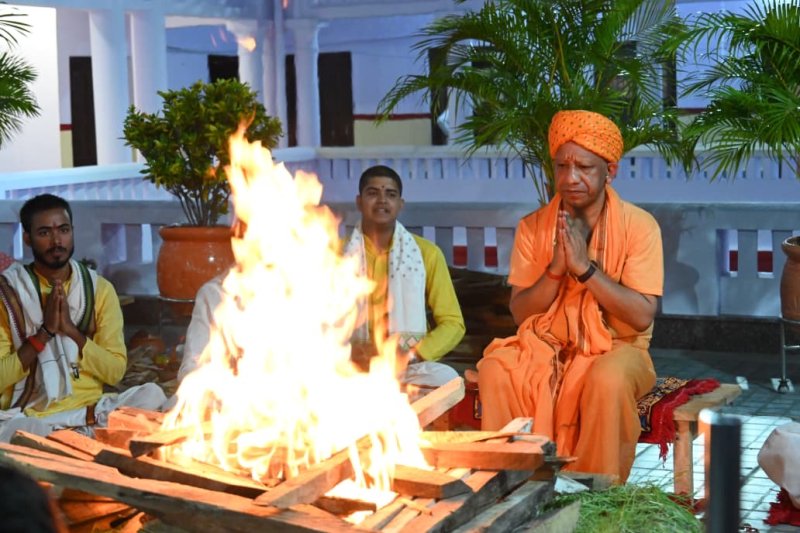 महानिशा पूजन कर सीएम योगी ने की जगत कल्याण की प्रार्थना