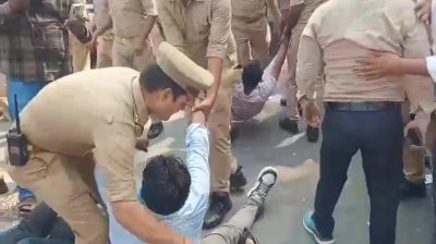 आरक्षण विवाद पर भड़के 68,500 शिक्षक भर्ती अभ्यर्थी, केशव मौर्य के आवास का घेराव