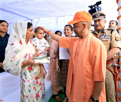 पुलिस स्मृति दिवस पर सीएम योगी ने शहीद जवानों को दी श्रद्धांजलि, परिजनों से मिलकर जाना हाल