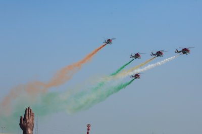 वाराणसी में गंगा की लहरों के ऊपर आसमान में गूंजा भारतीय वायुसेना का शौर्य, राफेल-सुखोई के करतबों से रोमांचित हुए दर्शक