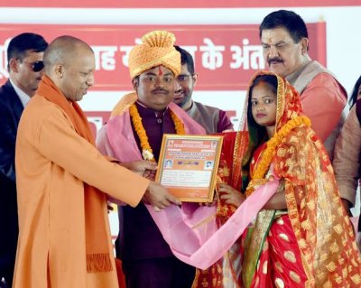 योगी सरकार की सामूहिक विवाह योजना बनी जरूरतमंद परिवारों का सहारा, 28,833 जोड़ों ने थामा एक-दूजे का हाथ