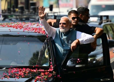 काशीवासियों के अभिवादन के लिए कार से बाहर आए प्रधानमंत्री मोदी, नमो घाट तक दिखा उत्सवी माहौल