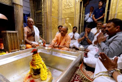 मुख्यमंत्री योगी आदित्यनाथ ने बाबा कालभैरव और बाबा विश्वनाथ का किया दर्शन-पूजन