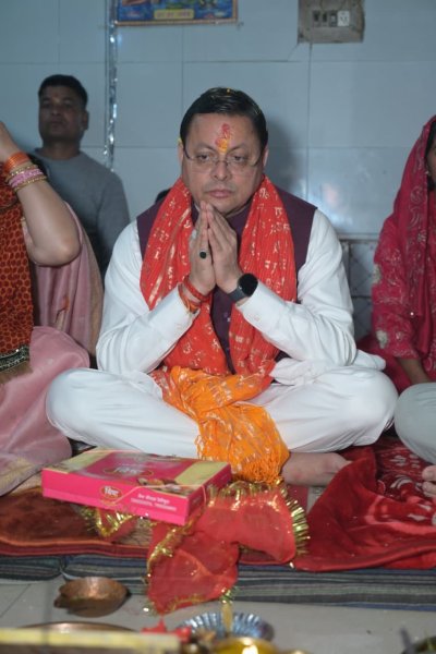 पैतृक गांव पहुंचे सीएम धामी, हरि चंद देवता मंदिर में की पूजा-अर्चना