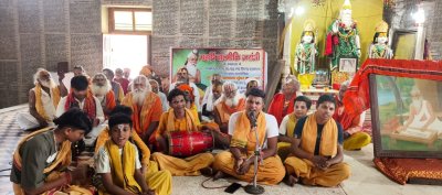 अयोध्या से चित्रकूट तक गूंजे रामायण के श्लोक, प्रदेश के सभी जिलों में धूमधाम से मनाई गई महर्षि वाल्मीकि जयंती