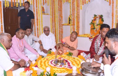 महर्षि वाल्मीकि आश्रम में सीएम योगी ने की पूजा-अर्चना, प्राचीन शिवलिंग और सीता कुटिया के भी किए दर्शन